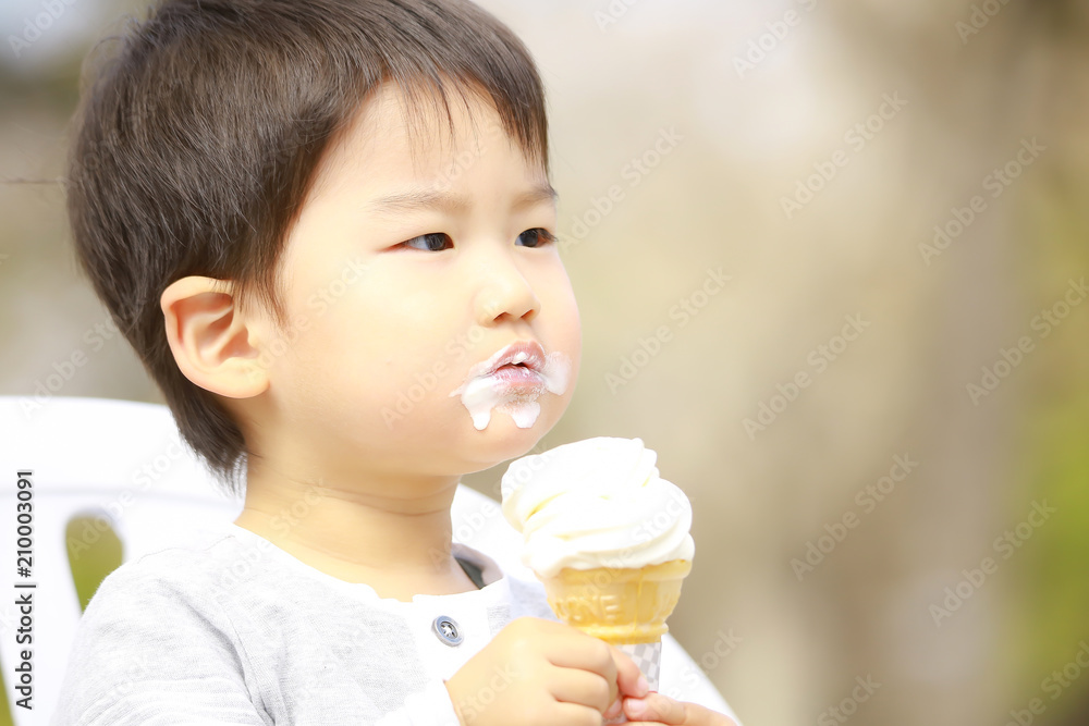 ソフトクリームを食べる男の子 ソフトクリームを食べる男の子