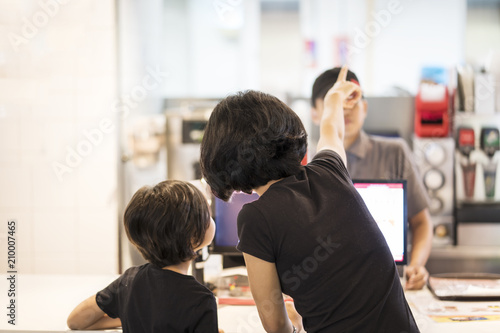 Foto Mother and child ordering meals in the restaurant
