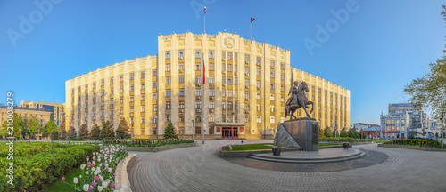 Tableau sur toile KRASNODAR, RUSSIA - MAY 3, 2017: Building of the administration Krasnodar Territory