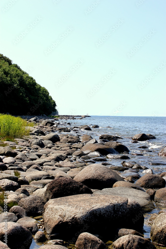 Ein Ostseeufer an einem sonnigen Sommertag