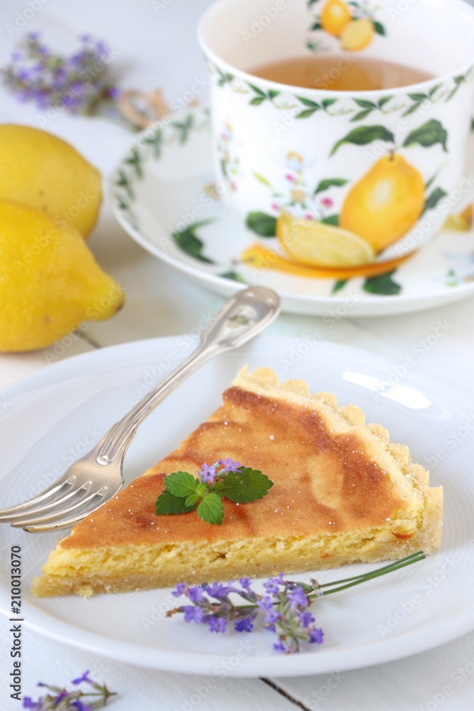 Tischdekoration mit Zitronentarte und Teetasse Tischdekoration mit Zitronentarte und Teetasse