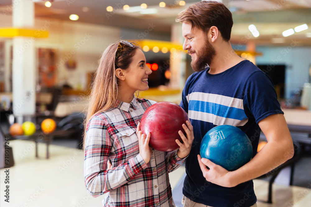 Obraz premium Beautiful couple dating and bowling
