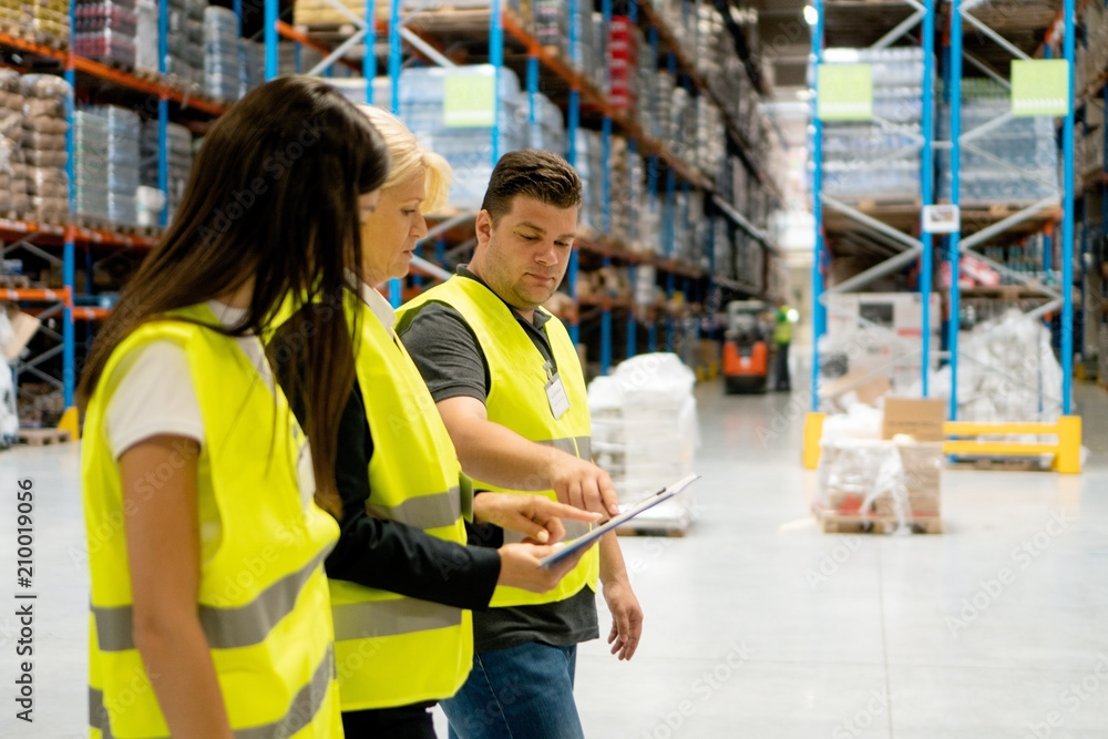Obraz premium Warehouse manager and workers 