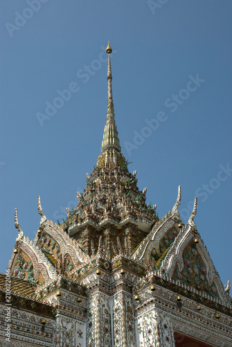 Türme des Prunkvollen buddhistischen Tempels Wat Arun in Bangkok, Thailand © Alexander Reitter