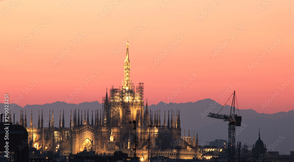 Duomo di Milano di sera illuminato