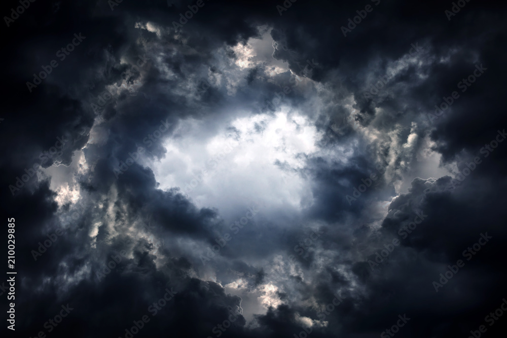 Naklejka premium Dziura w dramatycznych chmurach