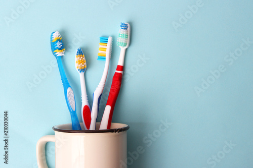 Konstfotografi toothbrushes in a glass on a colored background
