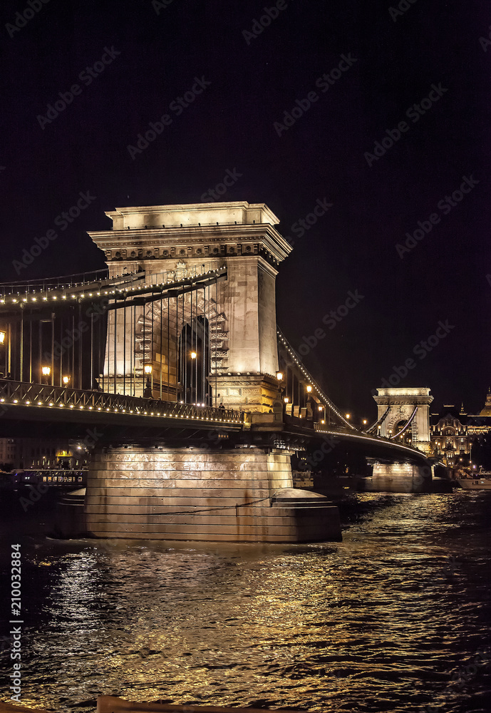 Fototapeta premium Chain bridge at night