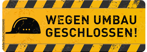 gelbes Schild Wegen Umbau geschlossen mit Helm-Icon