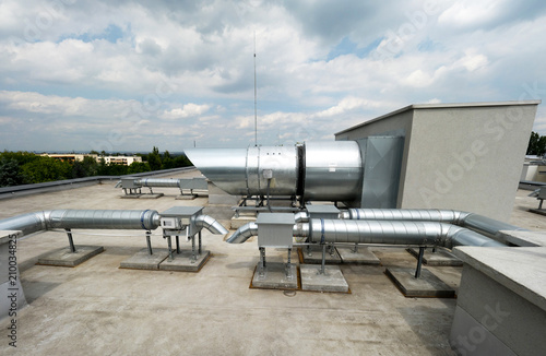 Elementy klimatyzacji i wentylacji umieszczone na dachu budynku © JDziedzic