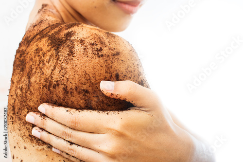 Fotografia Woman is scrubbing body with coffee.