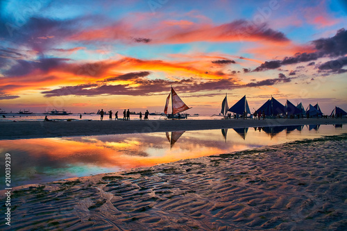 Fototapeta Naklejka Na Ścianę i Meble -  Beautiful Boracay Island Beach sunset in Catican, Philippines 