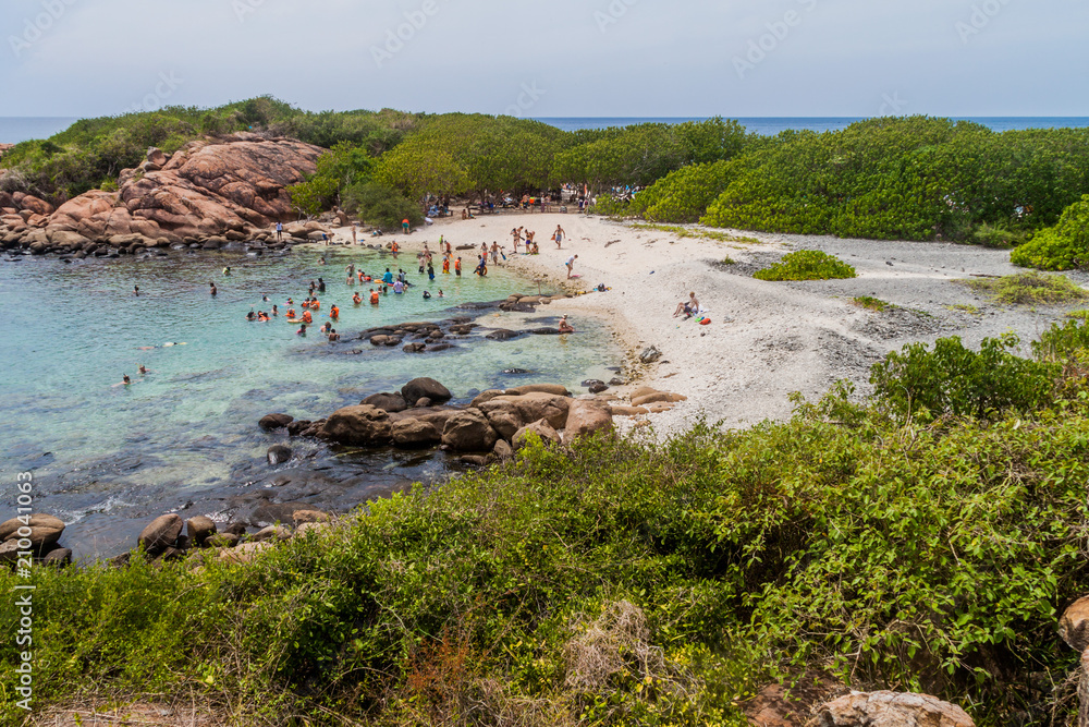 Ταπετσαρία PIGEON ISLAND, SRI LANKA - JULY 25, 2016: People on a beach in Pigeon Island National Park near Nilaveli village in Sri Lanka