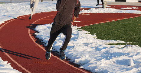Sierkussen Joggen Atletiekteam trainend op besneeuwde baan  © coachwood