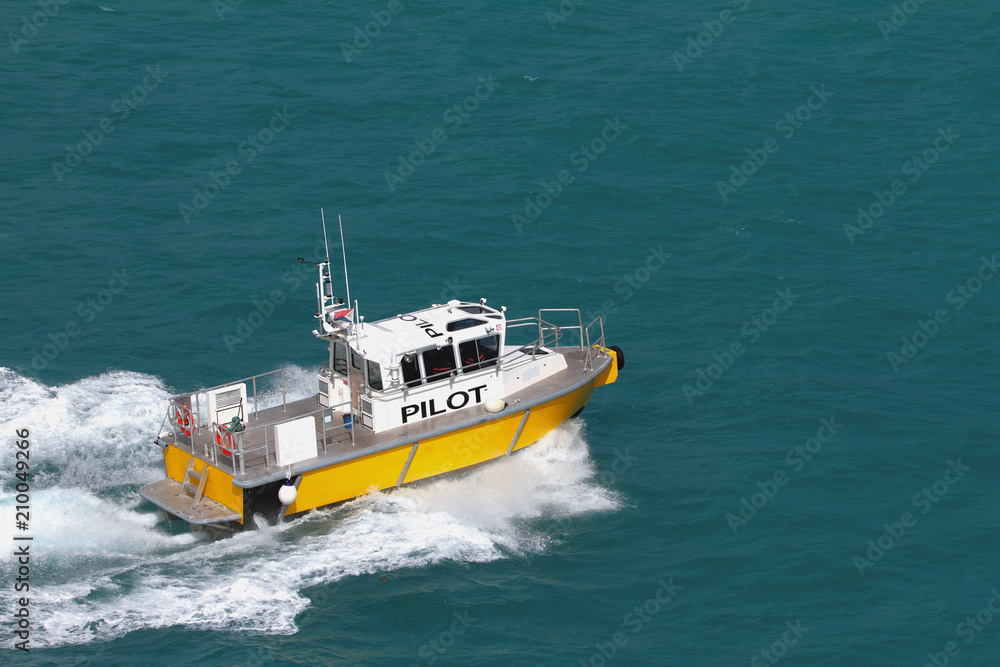 Naklejka premium Pilot boat on fast to course