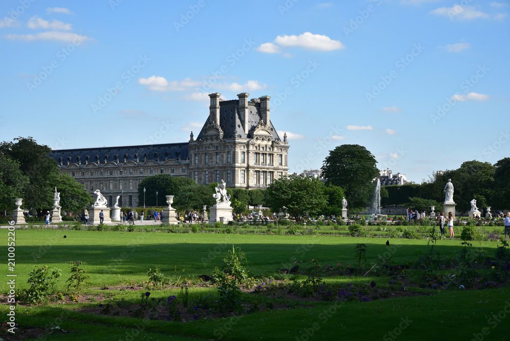 Jardin des Tuileries au printemps à Paris, France