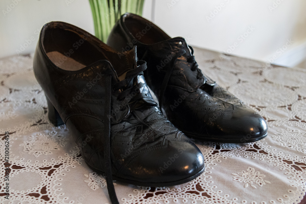 Shiny lace cheap up shoes