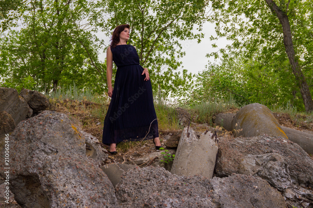 Naklejka premium A girl in a black dress standing