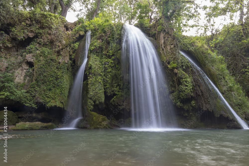 Wasserfall mit Langzeitbelichtung aufgenommen Wasserfall mit Langzeitbelichtung aufgenommen