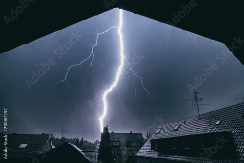 Konstfotografi Blitz schlägt in Hausdach ein