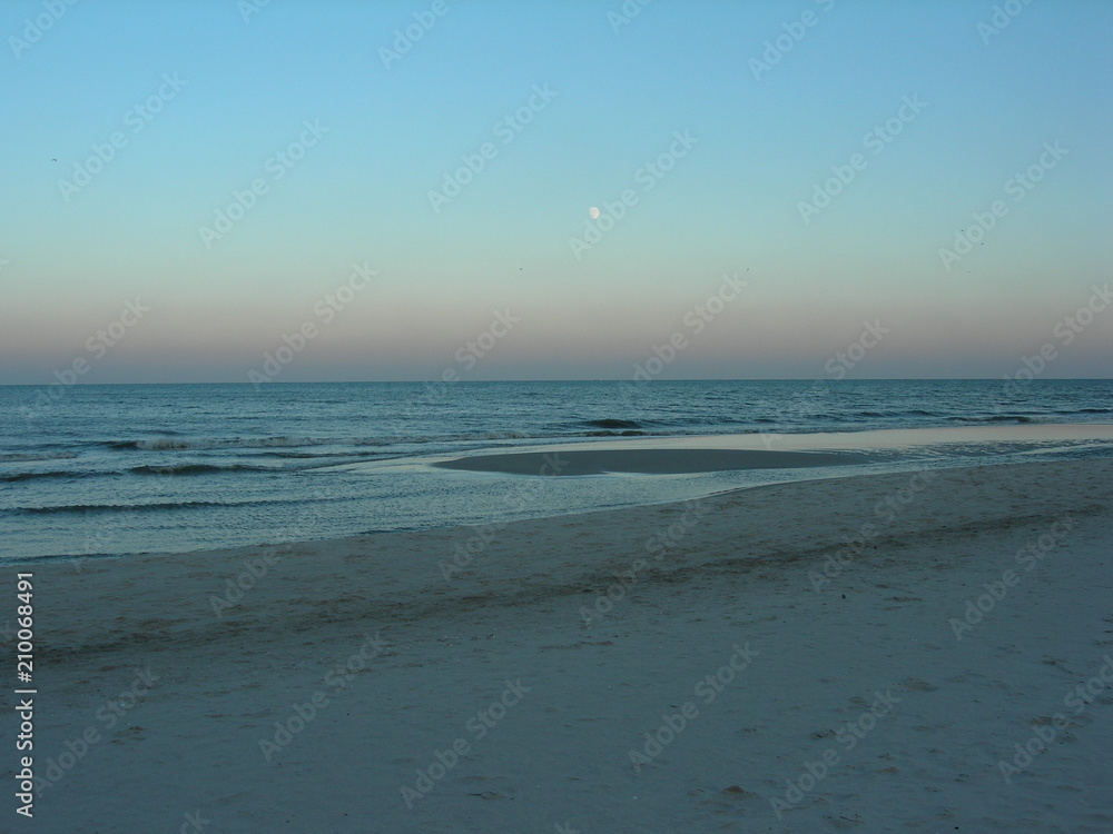 Plaża nad Bałtykiem w spokojny grudniowy wieczór, Polska, Jurata