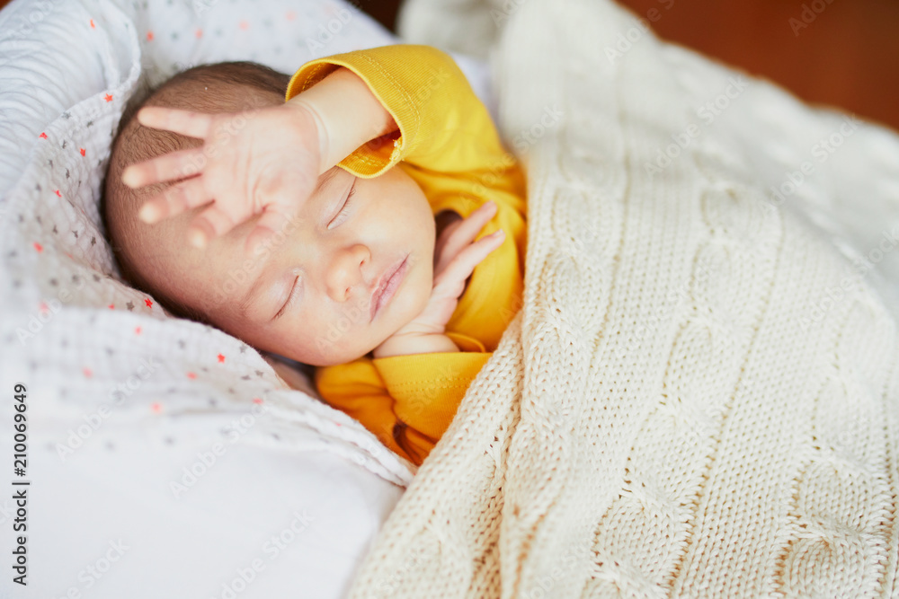 Newborn baby girl sleeping - obrazy, fototapety, plakaty 