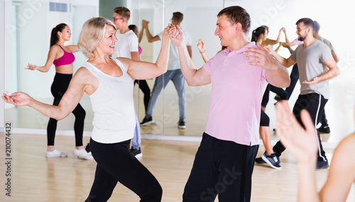 Canvas-taulu dancing couples of happy men and women learning swing