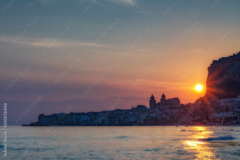 Il sole sorge sul pittoresco borgo marinaro di Cefalù, Sicilia	