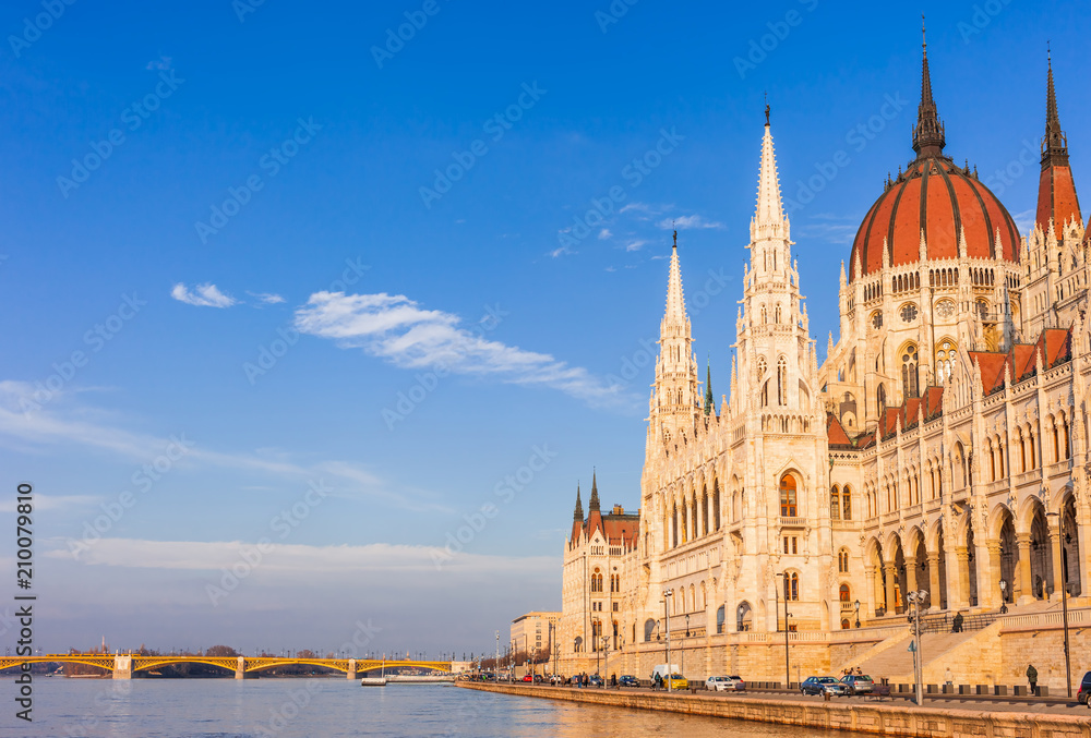 Obraz premium Panorama miasta słynnego turystycznego Budapesztu z Dunaju, parlamentem i mostami. Krajobraz podróży na Węgrzech, w Europie.