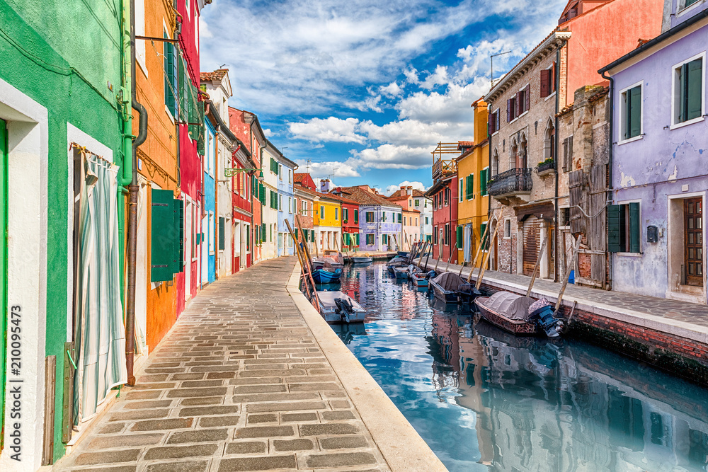 Fototapeta Kolorowi domy wzdłuż kanału, wyspa Burano, Wenecja, Włochy