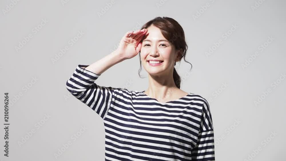 日光浴をする女性 日光浴をする女性