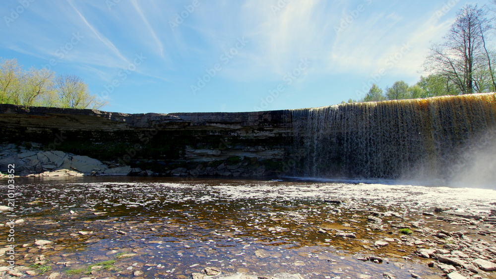Naklejka premium Wodospad Jägala na rzece Jägala niedaleko Bałtyku przy Estońskim wybrzeżu