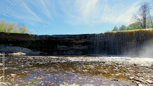 Wodospad Jägala na rzece Jägala niedaleko Bałtyku przy Estońskim wybrzeżu