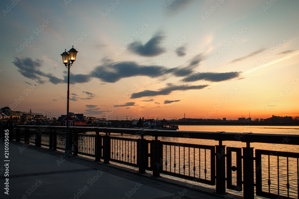 Obraz premium walk along the embankment of Kazan at sunset