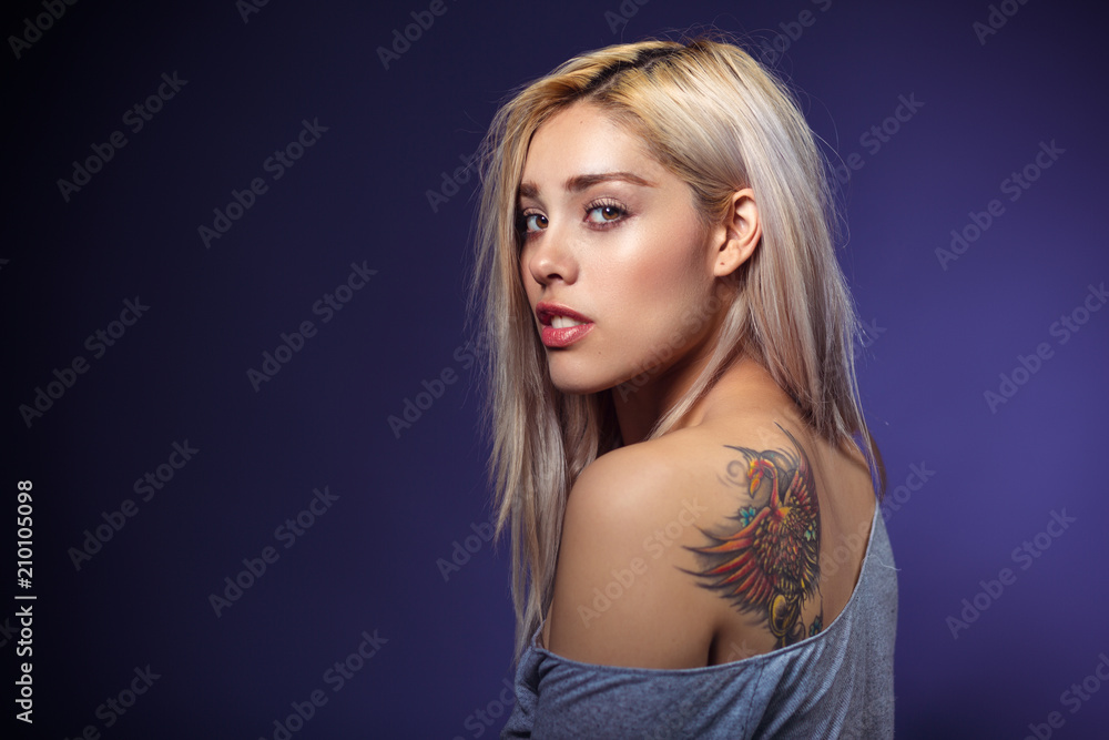 Naklejka premium Joven rubia