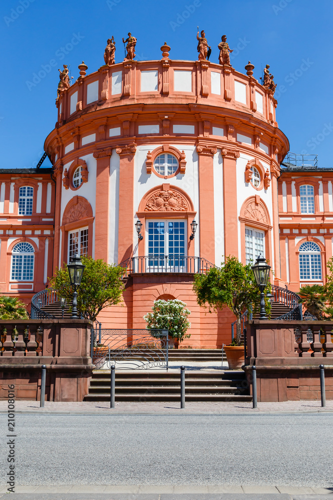 Obraz premium Wiesbaden, Biebricher Schloss. Derm Rhein zugewandte Seite. 20. Juni 2018