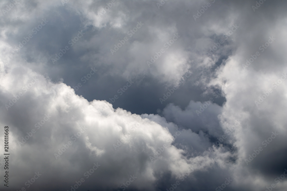 Obraz premium Dramatic sky with stormy clouds before rain and thunderstorm