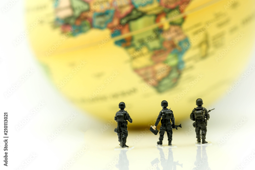 Obraz premium Miniature people : soldiers team with world map,War, army, military, guard concept.