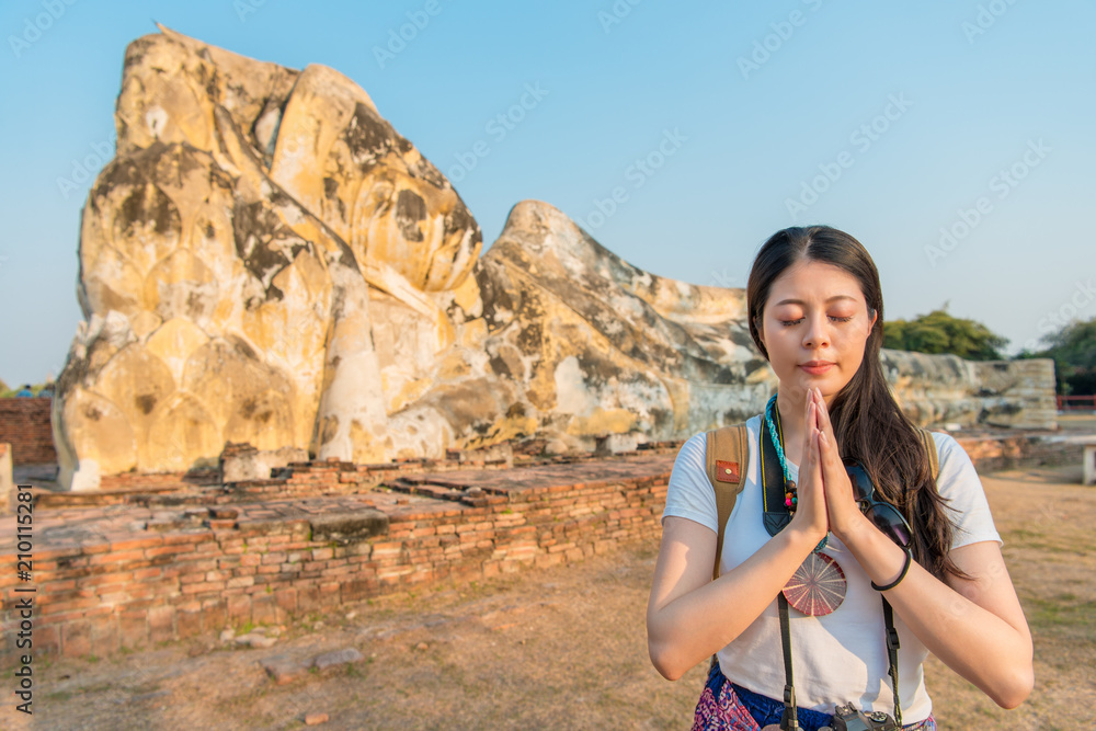 Naklejka premium backpacker stands in front of the structure