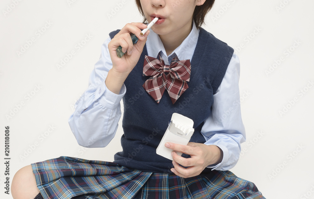 タバコを吸う女子高生stock Photo Adobe Stock