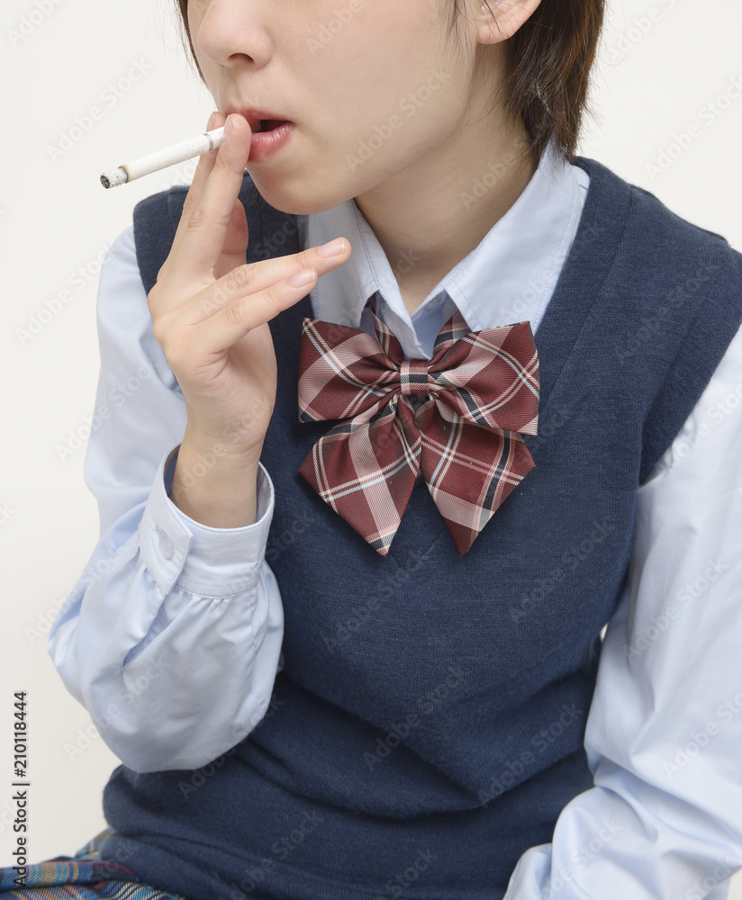 タバコを吸う女子高生 Stock 写真 Adobe Stock