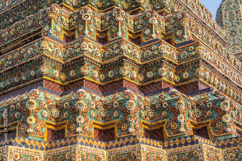 Pagoda is in Wat Pho that was named as the temple of the pagoda or chedi that are decorated with yellow glaze or glazed tiles or dark blue. 