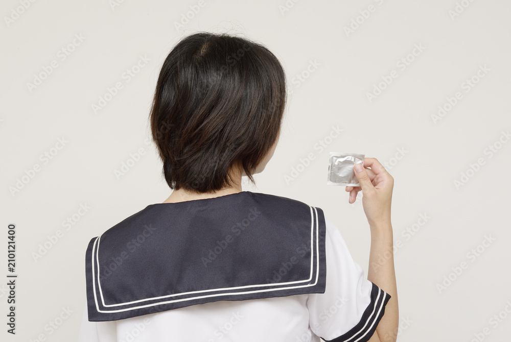 コンドームを持つ女子高校生 Stock 写真 Adobe Stock