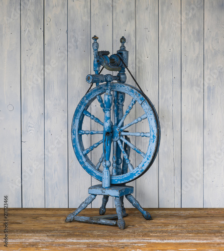 Tapety artystyczne Ancient Vintage Wooden Spinning Wheel