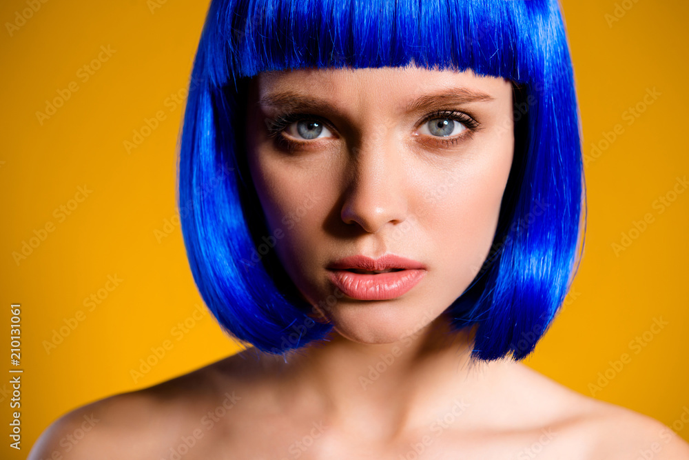Φωτογραφία Close up cropped portrait of charming pretty girl in blue wig modern hairdo seri