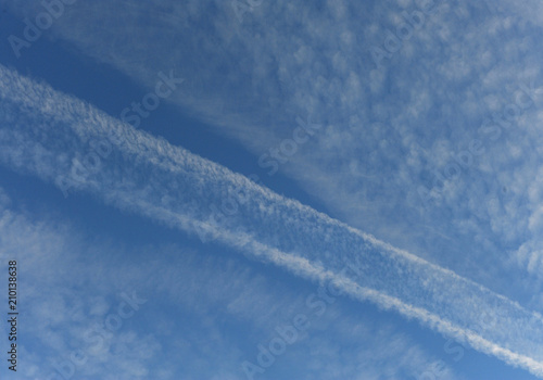 Traces avions et nuages dans le ciel © Marie