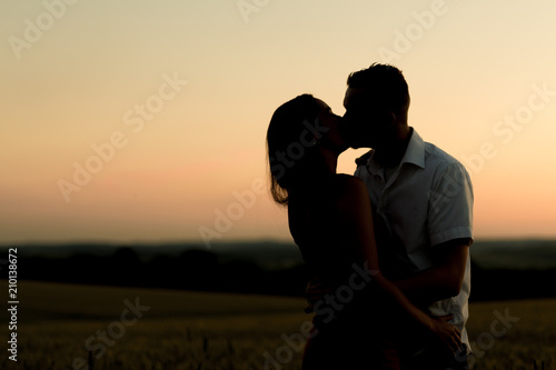 couple qui s embrasse au couché de soleil photo