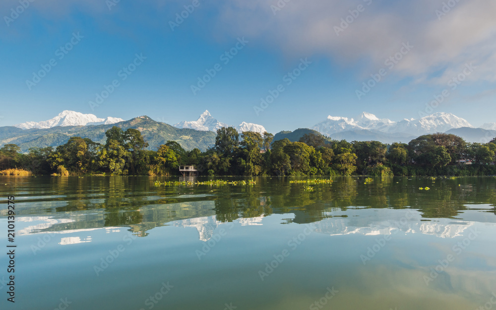 Obraz premium The Machapuchare and Annapurna range seen from Phewa Lake in Pokhara, Nepal
