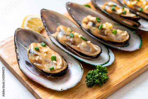 mussels with lemon and garlic