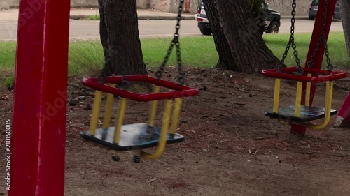Altalena dondola nel vento. Parco giochi per bambini. Prato verde ed aria aperta